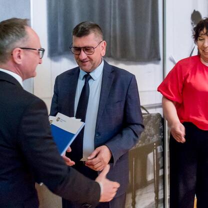 Grzegorz Boski, wicemarszałek województwa, wręcza umowy beneficjentom Inicjatywy Sołeckiej w 