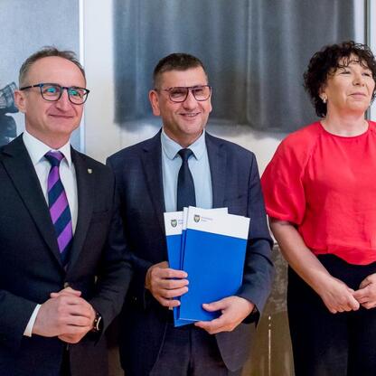 Grzegorz Boski, wicemarszałek województwa, wręcza umowy beneficjentom w Centrum Kultury i Sztuki 