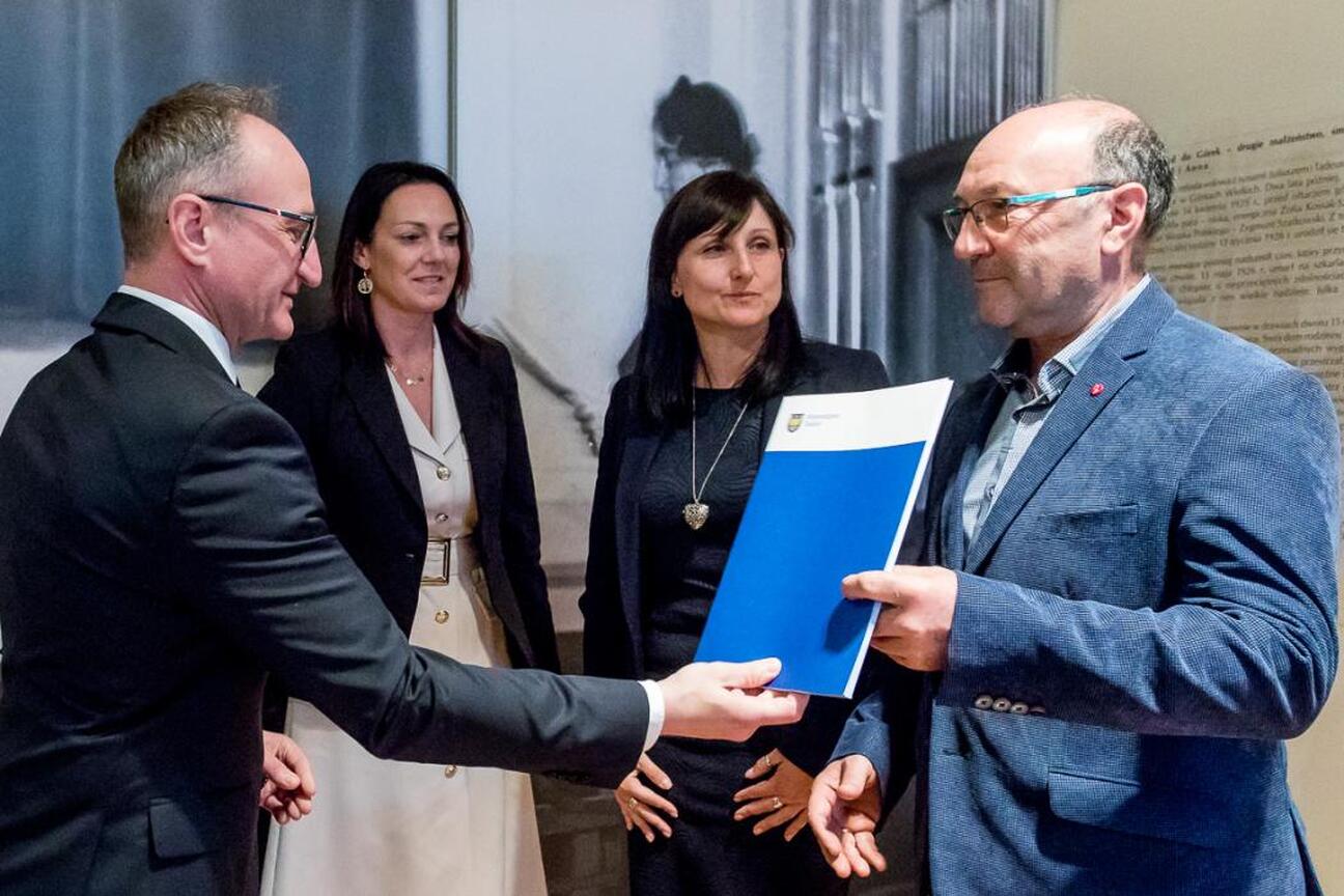 Grzegorz Boski, wicemarszałek województwa Śląskiego, wręcza umowy beneficjentom w ramach Inicjatywy Sołeckiej. (wygenerowano przez AI)