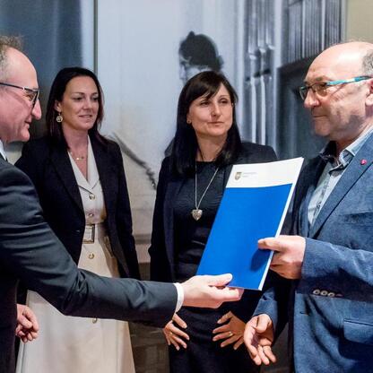 Grzegorz Boski, wicemarszałek Śląska, wręcza certyfikaty sołectwom w ramach Inicjatywy Sołeckiej. (wygenerowano przez AI)