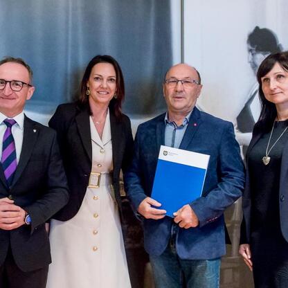 Grzegorz Boski, wicemarszałek województwa, wręcza umowy sołectwom z Subregionu Południowego Sołecka. (wygenerowano przez AI)