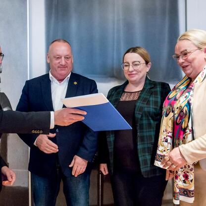 Grzegorz Boski, wicemarszałek województwa, wręcza umowy beneficjentom Inicjatywy Sołeckiej w Górkach Wielkich. (wygenerowano przez AI)