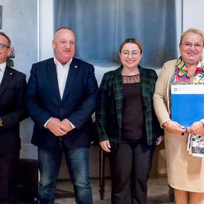 Grzegorz Boski, wicemarszałek Śląska, wręcza umowy beneficjentom w Centrum Kultury i Sztuki ‘Dwór Kossaków’ w Górkach Wielkich. (wygenerowano przez AI)