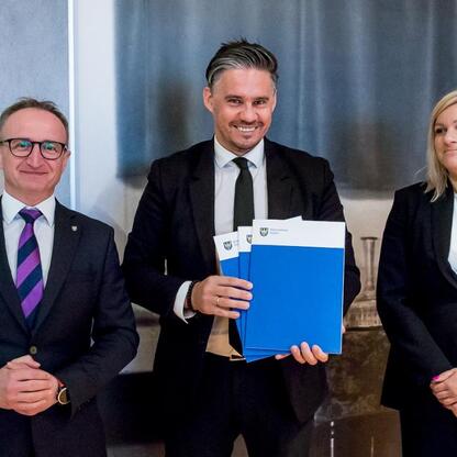 Grzegorz Boski, wicemarszałek województwa, wręcza umowy beneficjentom Inicjatywy Sołecka w 