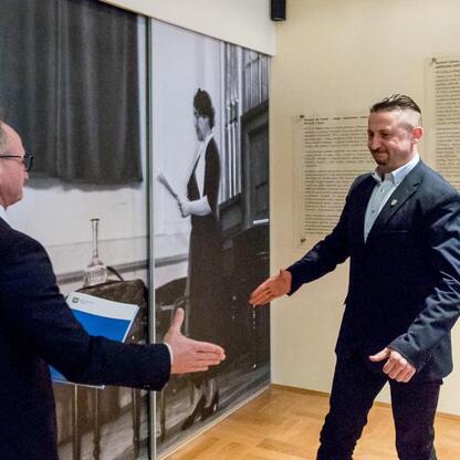 Grzegorz Boski, wicemarszałek województwa, wręcza umowy beneficjentom Sołectwa Initiative w 