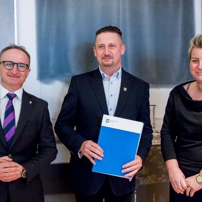 Grzegorz Boski, wicemarszałek województwa, wręcza umowy beneficjentom w Górkach Wielkich. (wygenerowano przez AI)