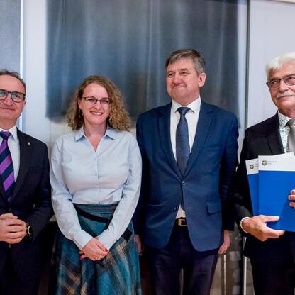 Grzegorz Boski, wicemarszałek województwa, wręcza umowy beneficjentom Inicjatywy Sołeckiej w Górkach Wielkich. (wygenerowano przez AI)