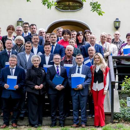 Grzegorz Boski, wicemarszałek Śląska, wręcza umowy beneficjentom Inicjatywy Sołeckiej w Dworze Kossaków. (wygenerowano przez AI)