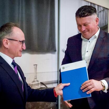 Grzegorz Boski, Wicemarszałek Województwa Śląskiego, wręcza umowy beneficjentom Inicjatywy Sołeckiej w 