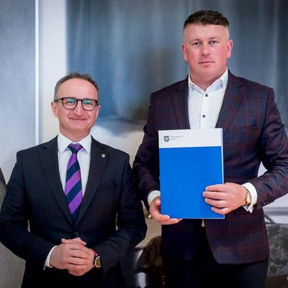 Grzegorz Boski, wicemarszałek województwa, wręcza umowy beneficjentom Inicjatywy Sołecka w Górkach Wielkich. (wygenerowano przez AI)