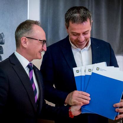 Grzegorz Boski, wicemarszałek województwa, wręcza umowy beneficjentom w ramach 