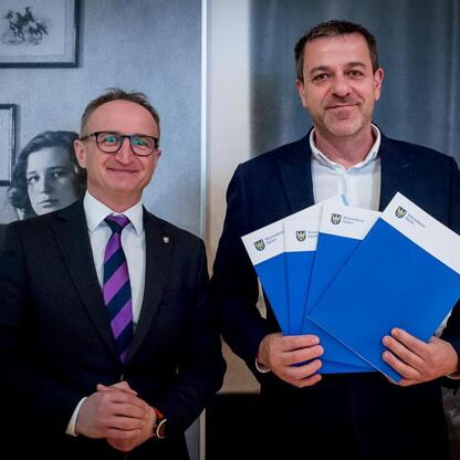 Grzegorz Boski, wicemarszałek województwa, wręcza umowy beneficjentom Inicjatywy Sołecka w Górkach Wielkich. (wygenerowano przez AI)