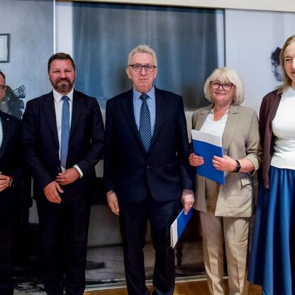 Grzegorz Boski, wicemarszałek województwa, wraz z uczestnikami Inicjatywy Sołecka podczas ceremonii wręczenia umów. (wygenerowano przez AI)