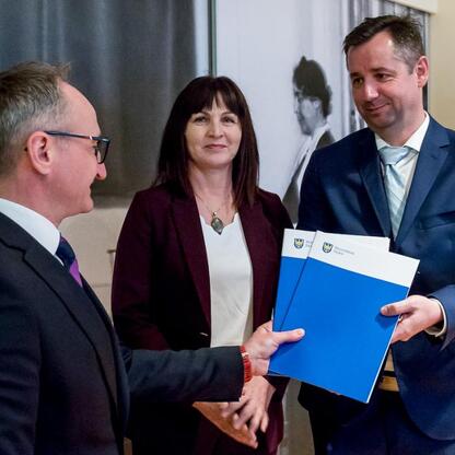 Grzegorz Boski, wicemarszałek województwa, wręcza umowy beneficjentom Inicjatywy Sołeckiej w Górkach Wielkich. (wygenerowano przez AI)