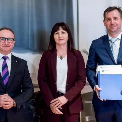 Grzegorz Boski, wicemarszałek województwa, wręcza umowy beneficjentom Subregionu Południowego Sołeckiej Inicjatywy w Centrum Kultury i Sztuki 