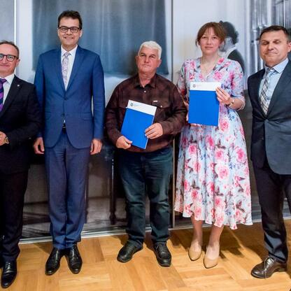 Grzegorz Boski, wicemarszałek województwa, wręcza umowy beneficjentom Sołectwa Initiative w 