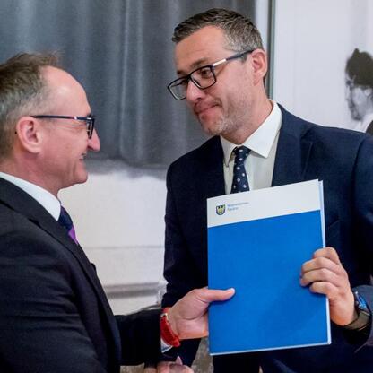 Grzegorz Boski, wicemarszałek Śląska, wręcza umowy beneficjentom Inicjatywy Sołeckiej. (wygenerowano przez AI)