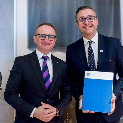 Grzegorz Boski, wicemarszałek województwa, wręcza umowy beneficjentom Inicjatywy Sołeckiej w Górkach Wielkich. (wygenerowano przez AI)