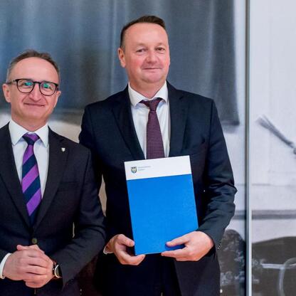 Grzegorz Boski, wicemarszałek województwa, wręcza umowy sołectwom w ramach Inicjatywy Sołeckiej. (wygenerowano przez AI)