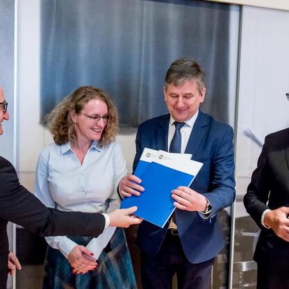 Grzegorz Boski, wicemarszałek województwa Śląskiego, wręcza umowy beneficjentom w ramach Inicjatywy Sołeckiej. (wygenerowano przez AI)