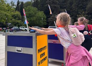Ludzie uczestniczą w edukacyjnym projekcie "Pierwszy Krok w Kosmos" w Śląsku. (wygenerowano przez AI)