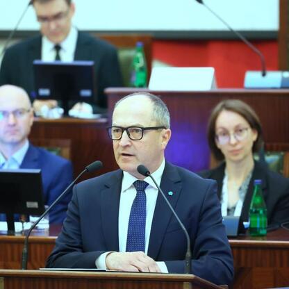 W Sali Sejmu Śląskiego w Katowicach trwa międzynarodowa konferencja o wdrożeniu nowoczesnych metod w szkolnictwie zawodowym. (wygenerowano przez AI)