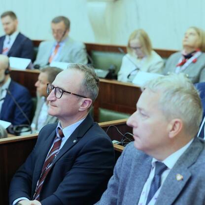 Grupa ekspertów w Sali Sejmu Śląskiego dyskutuje o szkolnictwie zawodowym. (wygenerowano przez AI)