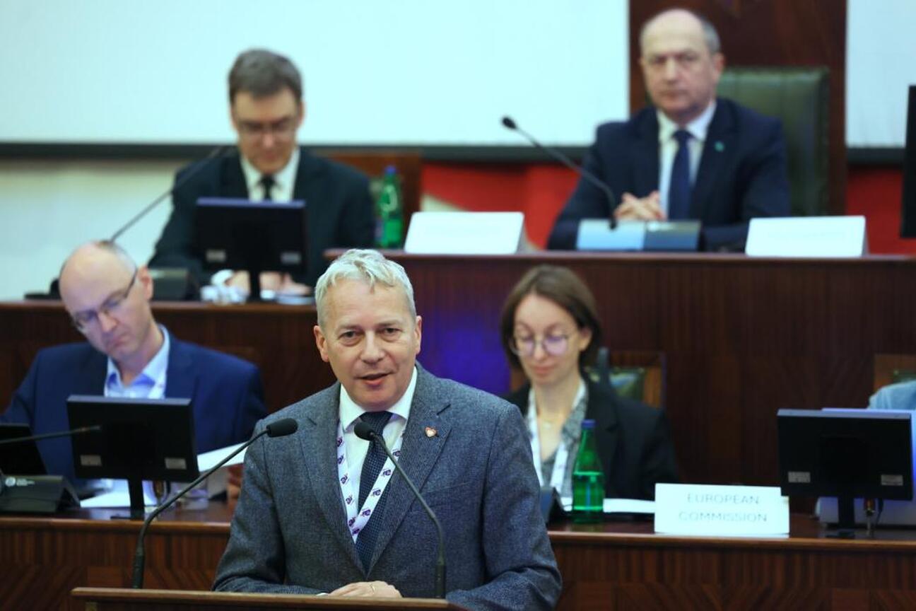 Konferencja edukacyjna w Sali Sejmu Śląskiego, gdzie dyrektorzy szkół i instytucji edukacyjnych omawiają rozwój szkolnictwa zawodowego. (wygenerowano przez AI)
