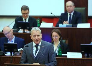 Konferencja edukacyjna w Sali Sejmu Śląskiego, gdzie dyrektorzy szkół i instytucji edukacyjnych omawiają rozwój szkolnictwa zawodowego. (wygenerowano przez AI)