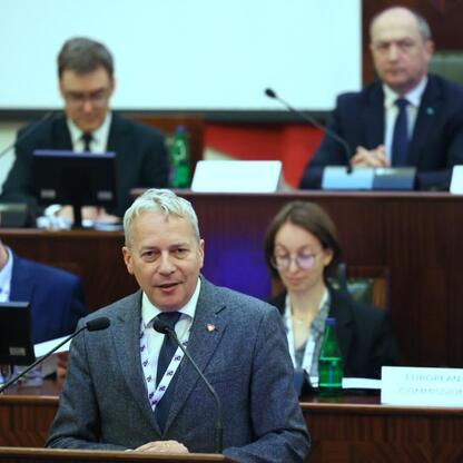 Wojciech Saługa, Marszałek Województwa Śląskiego, przemawia na konferencji o szkolnictwie zawodowym. (wygenerowano przez AI)