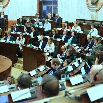 Konferencja edukacyjna w Sali Sejmu Śląskiego, gdzie dyrektorzy szkół i instytucji edukacyjnych omawiają rozwój szkolnictwa zawodowego. (wygenerowano przez AI)