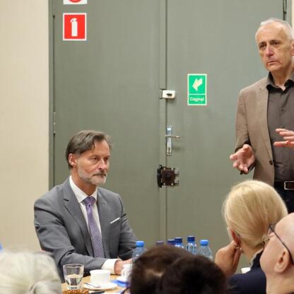 Wicemarszałek Leszek Pietraszek prowadzi spotkanie w Wojewódzkim Szpitalu Specjalistycznym nr 4 w Bytomiu, omawiając strategie poprawy systemu opieki zdrowotnej. (wygenerowano przez AI)
