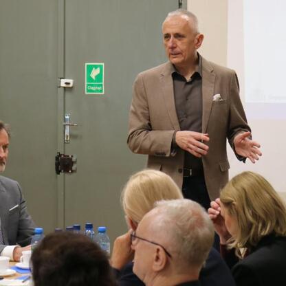 Wicemarszałek Województwa Śląskiego Leszek Pietraszek przewodniczy spotkaniu w Wojewódzkim Szpitalu Specjalistycznym nr 4 w Bytomiu, omawiając usprawnienie systemu opieki zdrowotnej i efektywną eksplo (wygenerowano przez AI)