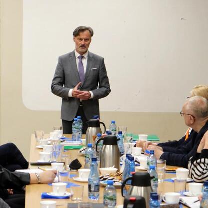 Spotkanie w auli Wojewódzkiego Szpitala Specjalistycznego nr 4 w Bytomiu, gdzie dyskutuje się o usprawnieniu systemu opieki zdrowotnej i lepszym wykorzystaniu zasobów szpitali. (wygenerowano przez AI)