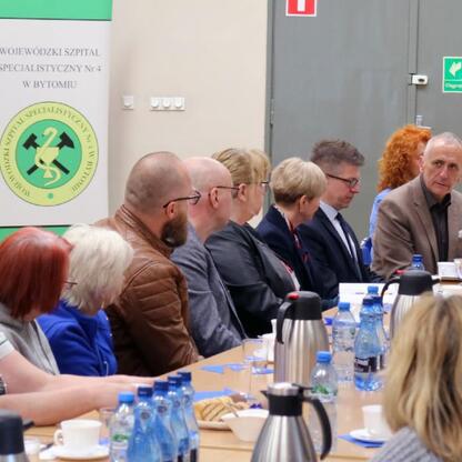 Wicemarszałek Województwa Śląskiego Leszek Pietraszek prowadzi spotkanie w auli Wojewódzkiego Szpitala Specjalistycznego nr 4 w Bytomie, omawiając usprawnienie systemu opieki zdrowotnej i wykorzystani (wygenerowano przez AI)