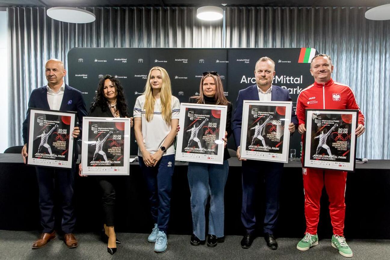 Fotografia przedstawia moment z konferencji prasowej przed mistrzostwami Polski w szermierce w Sosnowcu. (wygenerowano przez AI)