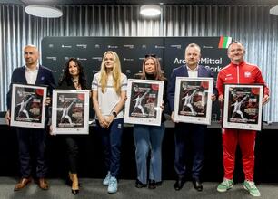Fotografia przedstawia moment z konferencji prasowej przed mistrzostwami Polski w szermierce w Sosnowcu. (wygenerowano przez AI)