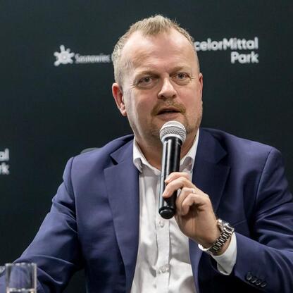 Na konferencji prasowej przed mistrzostwami Polski w szermierce w Sosnowcu przemawia Arkadiusz Chęciński, prezydent Sosnowca. (wygenerowano przez AI)