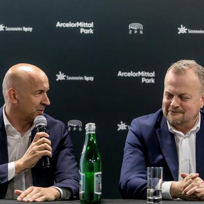 Zapowiedź konferencji prasowej przed mistrzostwami Polski w szermierce w Sosnowcu. (wygenerowano przez AI)