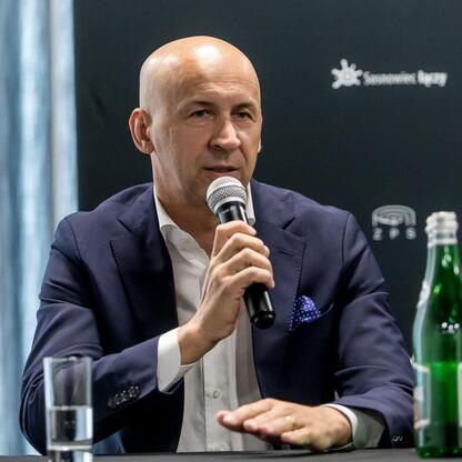 Na konferencji prasowej w Sosnowcu prezentuje się organizatorzy mistrzostw Polski w szermierce. (wygenerowano przez AI)