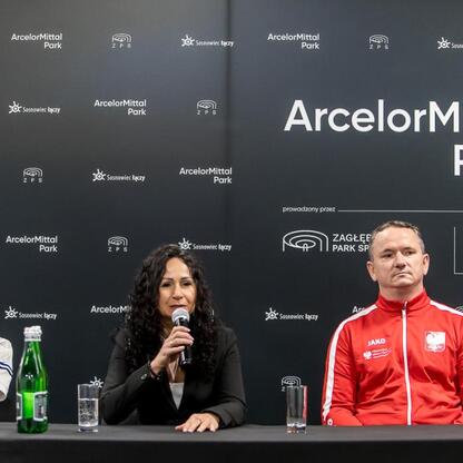 Zawodnicy i trenerki szermierki na konferencji prasowej przed mistrzostwami Polski w szermierce w Sosnowcu. (wygenerowano przez AI)