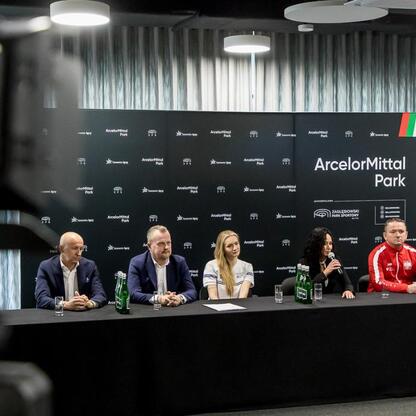 Zapowiedź konferencji prasowej przed mistrzostwami Polski w szermierce w Sosnowcu. (wygenerowano przez AI)