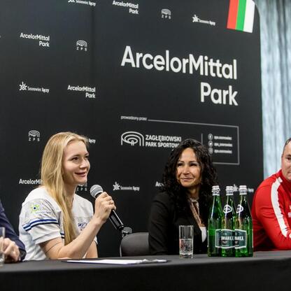 Zapowiedź konferencji prasowej przed mistrzostwami Polski w szermierce w Sosnowcu. (wygenerowano przez AI)