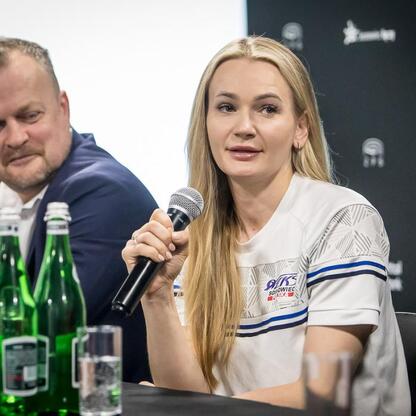 Angelika Wątor, szablistka, przemawia na konferencji prasowej w Sosnowcu, podczas mistrzostw Polski w szermierce. (wygenerowano przez AI)