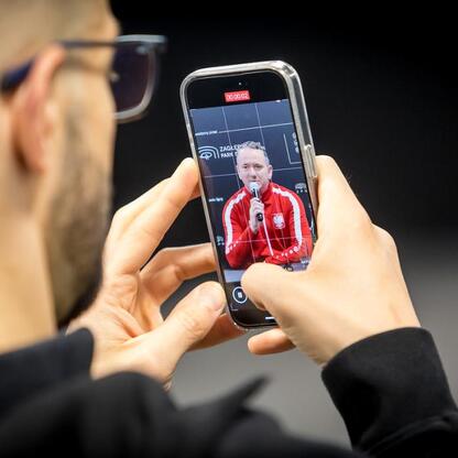 Fotografia przedstawia moment z konferencji prasowej przed mistrzostwami Polski w szermierce w Sosnowcu. (wygenerowano przez AI)