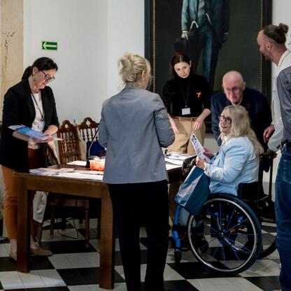 Konferencja o stwardnieniu rozsianym w Sali Sejmu Śląskiego. Uczestnicy dyskutują, wymieniają się informacjami. (wygenerowano przez AI)