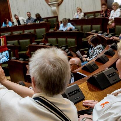Konferencja o stwardnieniu rozsianym w Sali Sejmiku Śląskiego. Uczestnicy omawiają leczenie i wsparcie dla osób z chorobą. (wygenerowano przez AI)