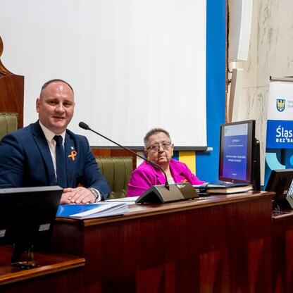 Konferencja o stwardnieniu rozsianym w Sali Sejmiku Śląskiego. (wygenerowano przez AI)