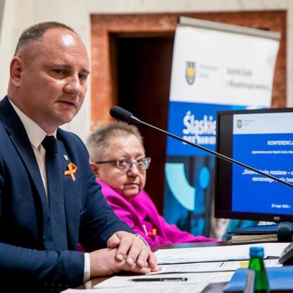 Konferencja o stwardnieniu rozsianym w Silesia Sejmik, gdzie mówiono o leczeniu i wsparciu pacjentów. (wygenerowano przez AI)