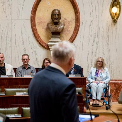 Konferencja na temat stwardnienia rozsianego w Sali Sejmiku Śląskiego. (wygenerowano przez AI)